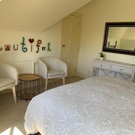 Pin Oaks Luxury Bed & Breakfast Палмерстън Норт Екстериор снимка