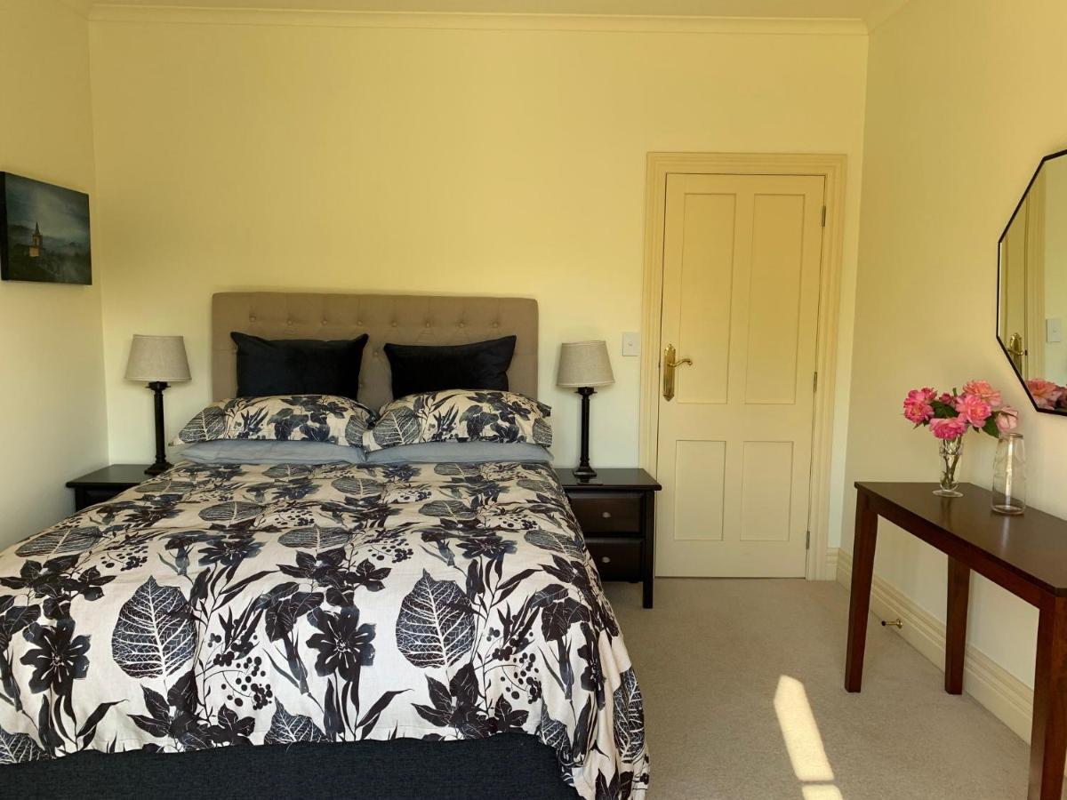 Pin Oaks Luxury Bed & Breakfast Палмерстън Норт Екстериор снимка