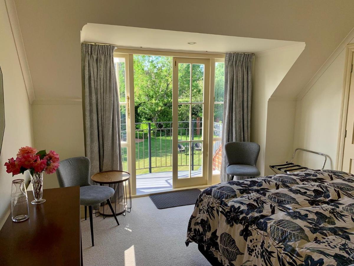 Pin Oaks Luxury Bed & Breakfast Палмерстън Норт Екстериор снимка