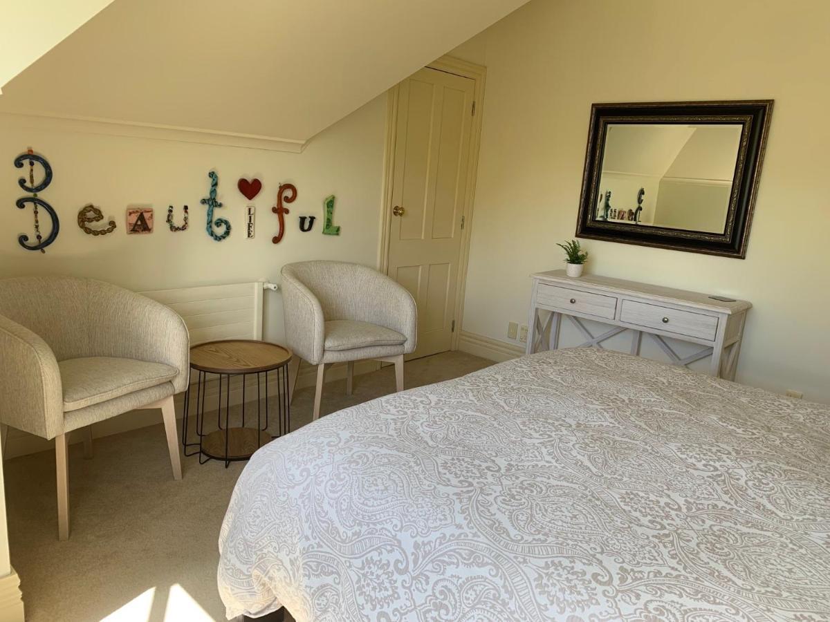 Pin Oaks Luxury Bed & Breakfast Палмерстън Норт Екстериор снимка