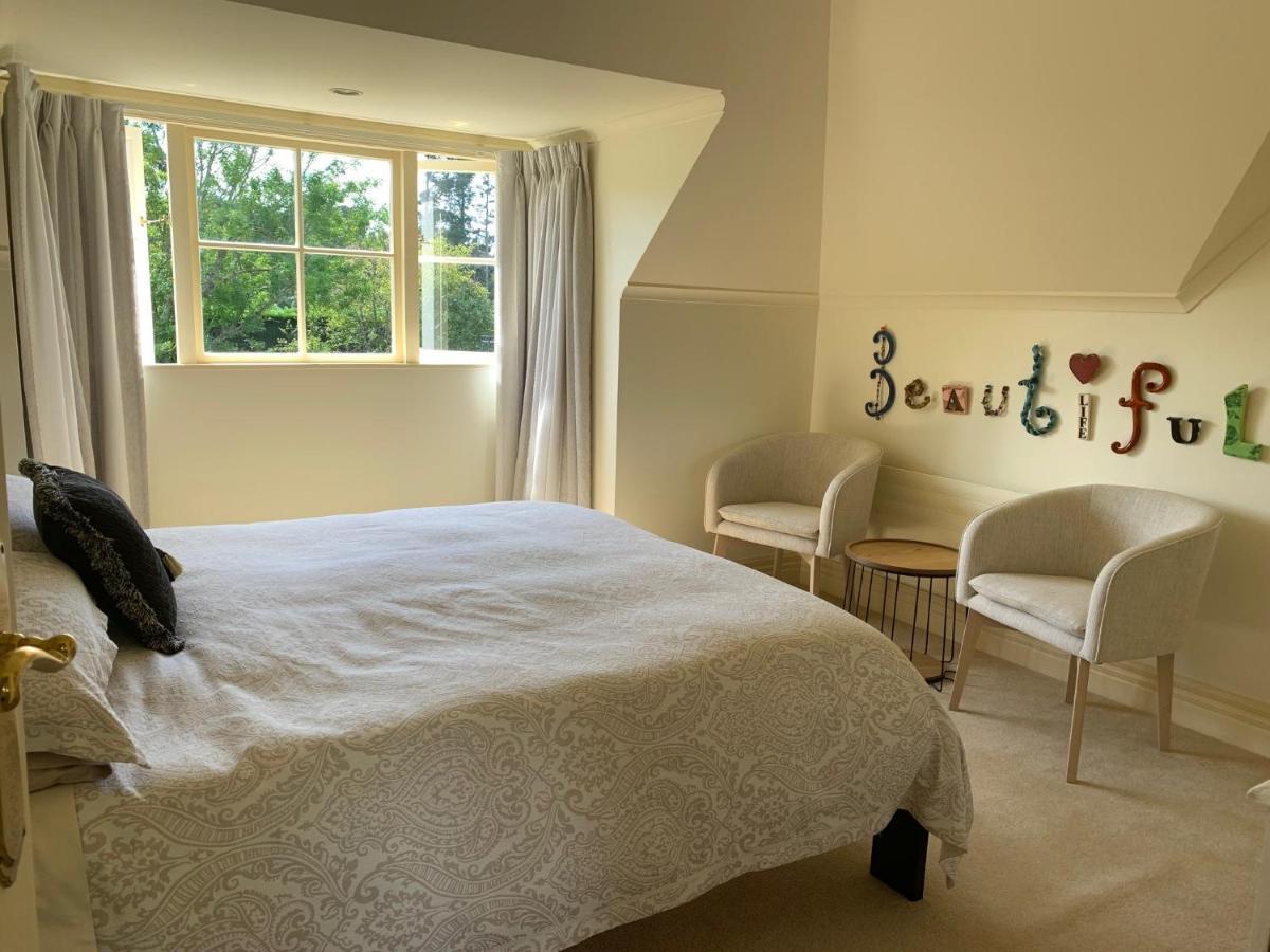 Pin Oaks Luxury Bed & Breakfast Палмерстън Норт Екстериор снимка