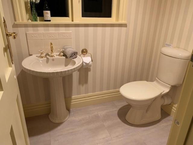 Pin Oaks Luxury Bed & Breakfast Палмерстън Норт Екстериор снимка